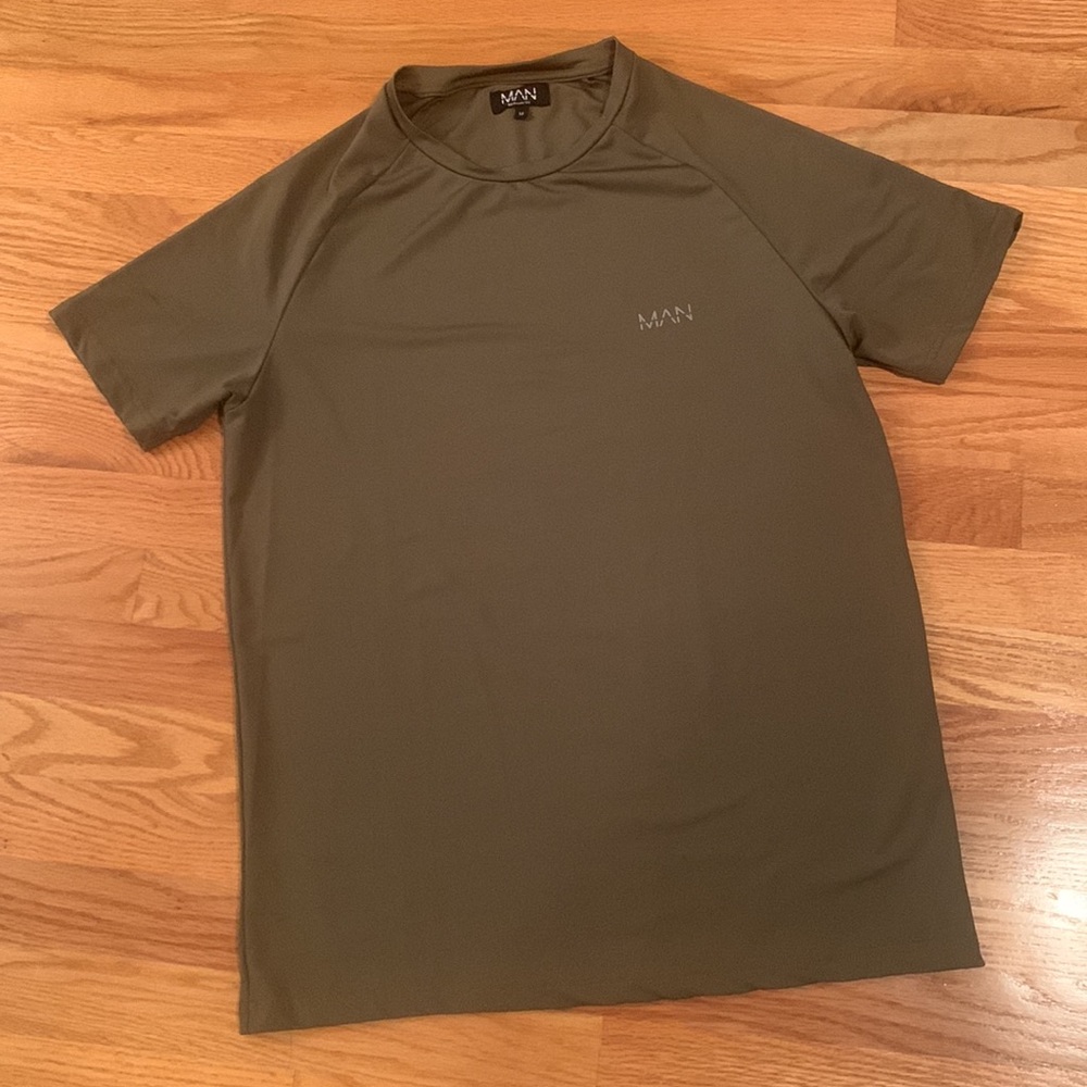 Sz Medium Olive/Khaki Colored, Like New Mens Comfortable T-Shirt by boohoo MAN